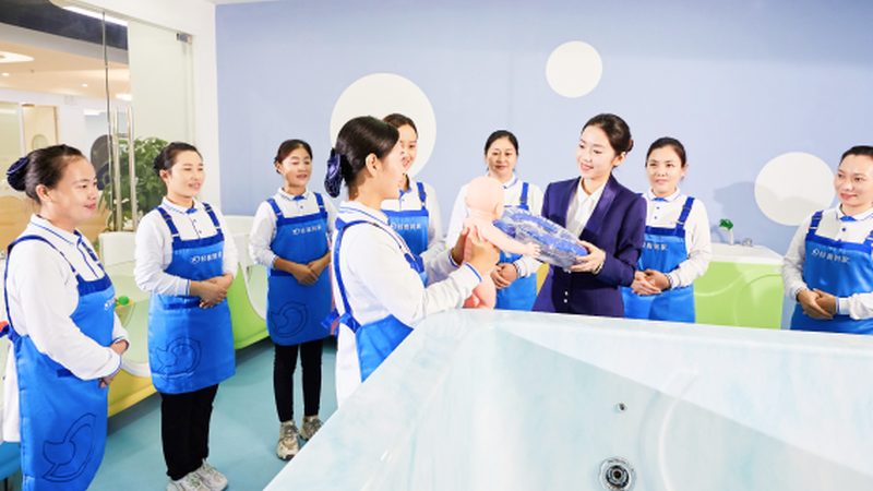 母婴护理师：她们的日常与专业